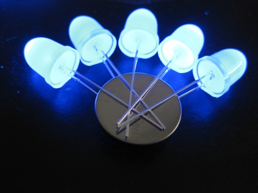 5 LEDs powered from 1 CR2032 battery